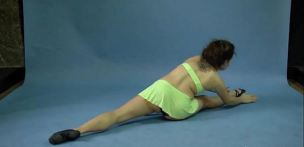  Mila Gimnasterka spreading her sexy legs on the floor